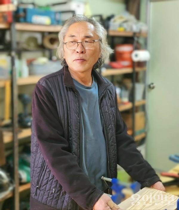 황금박쥐상만든사람.jpg